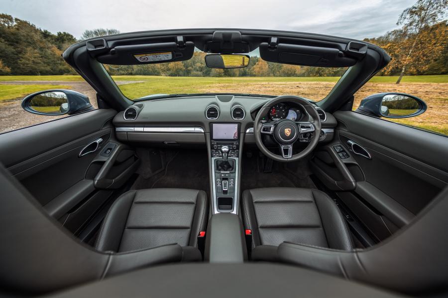 Интерьер Porsche 718 Boxster 2016 года  (UK) (фото 13 из 30)